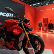 Ducati in Piquadro združujeta moči v inovativni kapsulni kolekciji z omejeno izdajo potovalnih torb in kovčkov.