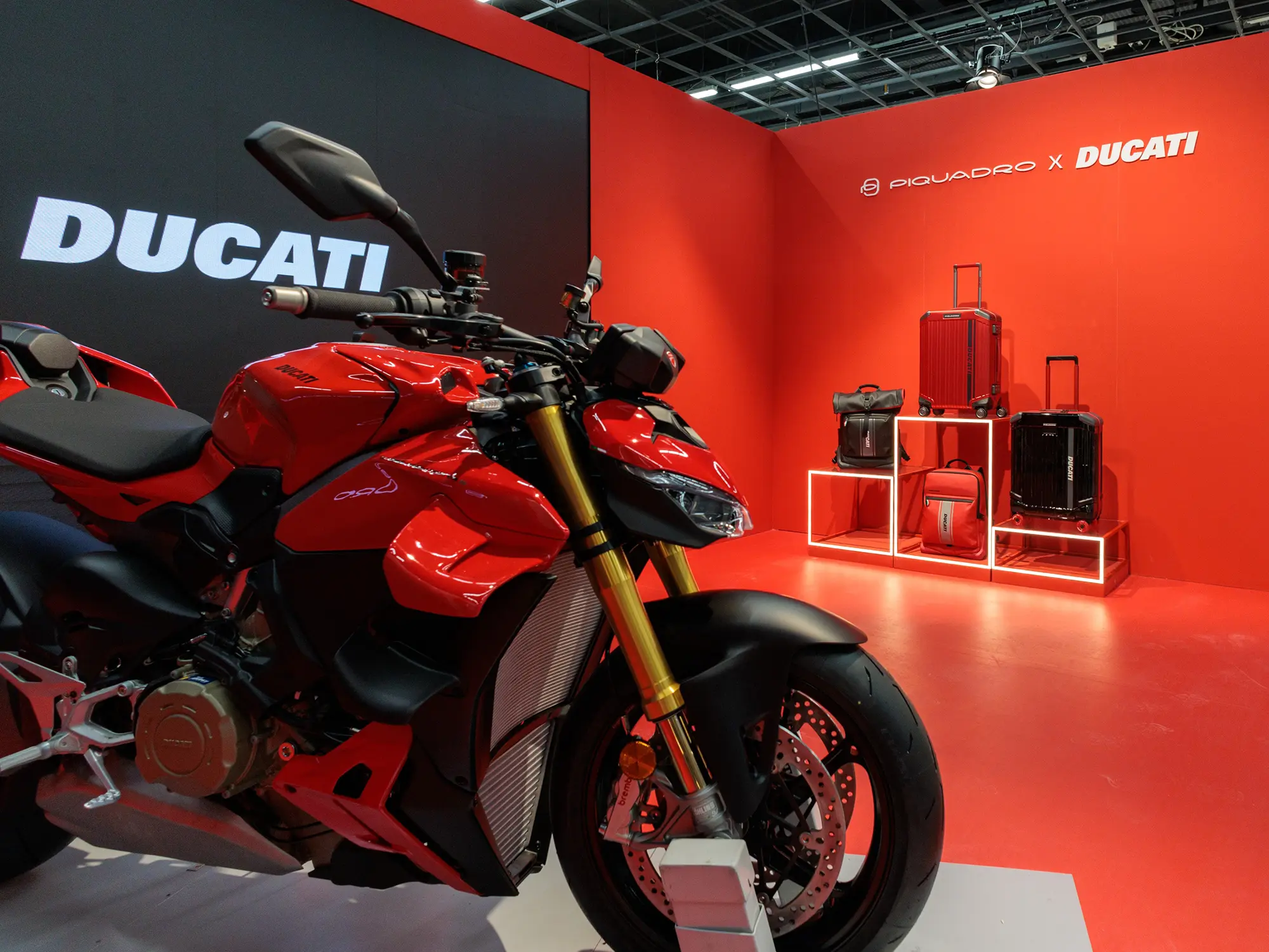 Ducati in Piquadro združujeta moči v inovativni kapsulni kolekciji z omejeno izdajo potovalnih torb in kovčkov.