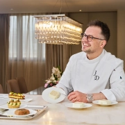 ell & Ross družila z Mandarin Oriental Paris in njihovim slaščičarjem Julienom Dugourdom