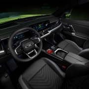 Notranjost novega Jeep Compass 2025 z dvema digitalnima zaslonoma, ambientalno osvetlitvijo in sodobnimi materiali, ki združuje zmogljivost in udobje. (David Magazine for Men with Style) / Interior of the new Jeep Compass 2025 featuring dual digital displays, ambient lighting, and premium materials – combining capability with comfort. (David Magazine for Men with Style)