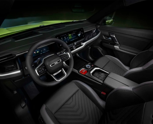 Notranjost novega Jeep Compass 2025 z dvema digitalnima zaslonoma, ambientalno osvetlitvijo in sodobnimi materiali, ki združuje zmogljivost in udobje. (David Magazine for Men with Style) / Interior of the new Jeep Compass 2025 featuring dual digital displays, ambient lighting, and premium materials – combining capability with comfort. (David Magazine for Men with Style)