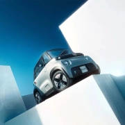 Električni štirikolesnik Opel Rocks v svetlo sivi barvi z novo črno masko Vizor in belim logotipom Blitz, predstavljen kot sodobno urbano vozilo za mlade. (David Magazine for Men with Style) / Opel Rocks electric quadricycle in light grey with new black Vizor grille and white Blitz logo, introduced as a modern urban mobility solution for youth. (David Magazine for Men with Style)