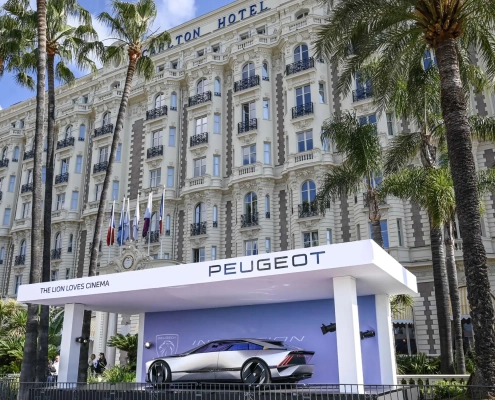 Koncept Peugeot Inception pred hotelom Carlton v Cannesu med filmskim festivalom, prikazan kot simbol povezave med avtomobilsko prihodnostjo in francoskim filmom. (David Magazine for Men with Style) / Peugeot Inception concept car in front of the Carlton Hotel in Cannes during the film festival, symbolizing the brand’s commitment to cinema and future mobility. (David Magazine for Men with Style)