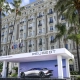 Koncept Peugeot Inception pred hotelom Carlton v Cannesu med filmskim festivalom, prikazan kot simbol povezave med avtomobilsko prihodnostjo in francoskim filmom. (David Magazine for Men with Style) / Peugeot Inception concept car in front of the Carlton Hotel in Cannes during the film festival, symbolizing the brand’s commitment to cinema and future mobility. (David Magazine for Men with Style)