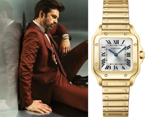 Moški v bordo obleki s prestižno ročno uro Cartier Santos iz rumenega zlata na zapestju, upodobljen v elegantnem ambientu. (David Magazine for Men with Style) / Man in a burgundy suit wearing a prestigious yellow gold Cartier Santos wristwatch, captured in an elegant setting. (David Magazine for Men with Style)