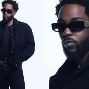 Kendrick Lamar nosi črna sončna očala CHANEL iz kolekcije pomlad–poletje 2025, oblečen v črn plašč z retro minimalističnim stilom, fotografirano v studiu Karima Sadlija. / Kendrick Lamar wears black CHANEL sunglasses from the Spring–Summer 2025 eyewear collection, styled in a black retro coat, photographed by Karim Sadli.