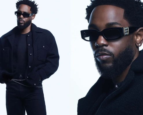 Kendrick Lamar nosi črna sončna očala CHANEL iz kolekcije pomlad–poletje 2025, oblečen v črn plašč z retro minimalističnim stilom, fotografirano v studiu Karima Sadlija. / Kendrick Lamar wears black CHANEL sunglasses from the Spring–Summer 2025 eyewear collection, styled in a black retro coat, photographed by Karim Sadli.