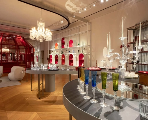 Luksuzna notranjost salona Ducasse Baccarat v Parizu z umetniškimi kristalnimi kozarci, lestencem in elegantno osvetlitvijo. (David Magazine for Men with Style) / The luxurious interior of the Ducasse Baccarat salon in Paris featuring artistic crystal glasses, chandelier, and elegant lighting. (David Magazine for Men with Style)