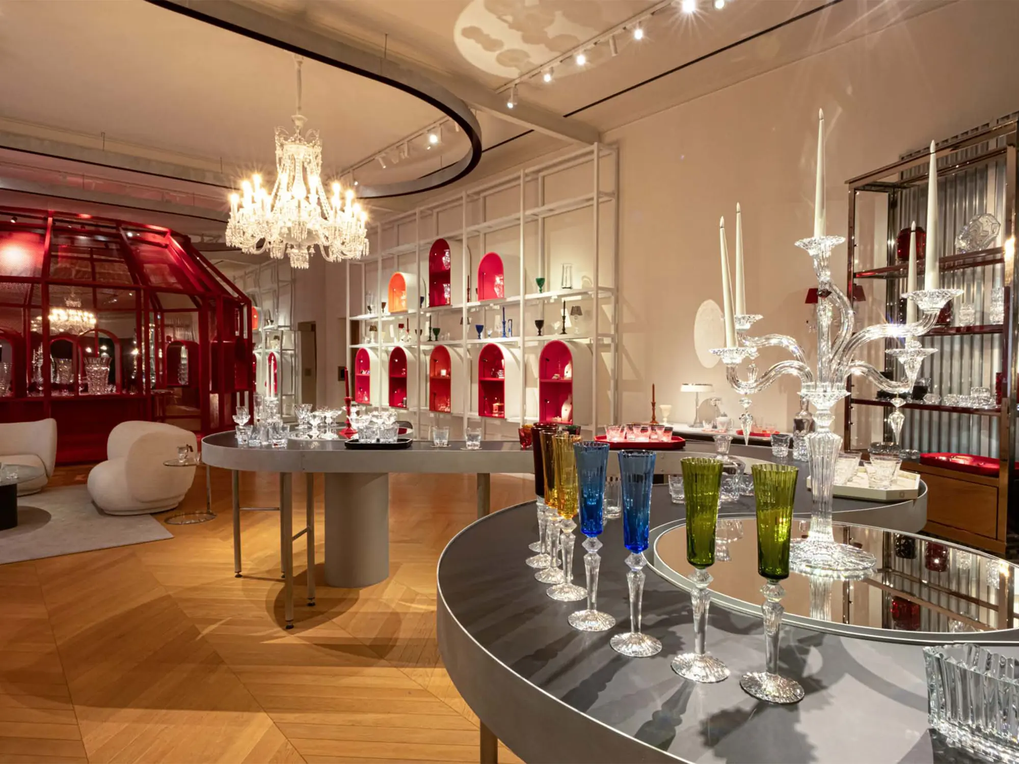 Luksuzna notranjost salona Ducasse Baccarat v Parizu z umetniškimi kristalnimi kozarci, lestencem in elegantno osvetlitvijo. (David Magazine for Men with Style) / The luxurious interior of the Ducasse Baccarat salon in Paris featuring artistic crystal glasses, chandelier, and elegant lighting. (David Magazine for Men with Style)