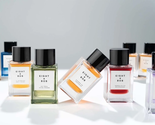 Unisex parfumi Eight & Bob – kolekcija FOUQUET z elegantno artdeko embalažo in barvitimi stekleničkami v minimalistični postavitvi. (David Magazine for Men with Style) / Eight & Bob unisex perfumes – FOUQUET collection featuring elegant art deco packaging and colorful bottles in a minimalist arrangement. (David Magazine for Men with Style)