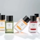 Unisex parfumi Eight & Bob – kolekcija FOUQUET z elegantno artdeko embalažo in barvitimi stekleničkami v minimalistični postavitvi. (David Magazine for Men with Style) / Eight & Bob unisex perfumes – FOUQUET collection featuring elegant art deco packaging and colorful bottles in a minimalist arrangement. (David Magazine for Men with Style)