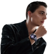 Moški v elegantni črni opravi z novo pametno uro Huawei Watch na zapestju, ob belem ozadju. (David Magazine for Men with Style) / A man in a sleek black outfit wearing the new Huawei Watch on his wrist against a white background. (David Magazine for Men with Style)