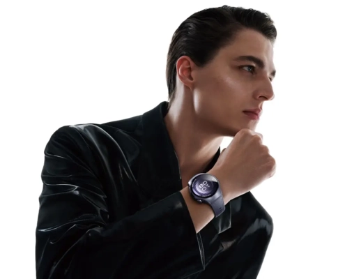 Moški v elegantni črni opravi z novo pametno uro Huawei Watch na zapestju, ob belem ozadju. (David Magazine for Men with Style) / A man in a sleek black outfit wearing the new Huawei Watch on his wrist against a white background. (David Magazine for Men with Style)