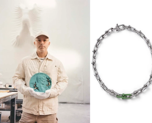 Sodobni umetnik Daniel Arsham v studiu drži bronasto skulpturo penija poleg ekskluzivne Tiffany & Co. HardWear ogrlice iz belega zlata, posute z diamanti in tsavoriti. / Contemporary artist Daniel Arsham holding a bronze penny sculpture beside the limited-edition Tiffany & Co. HardWear necklace adorned with diamonds and tsavorites.