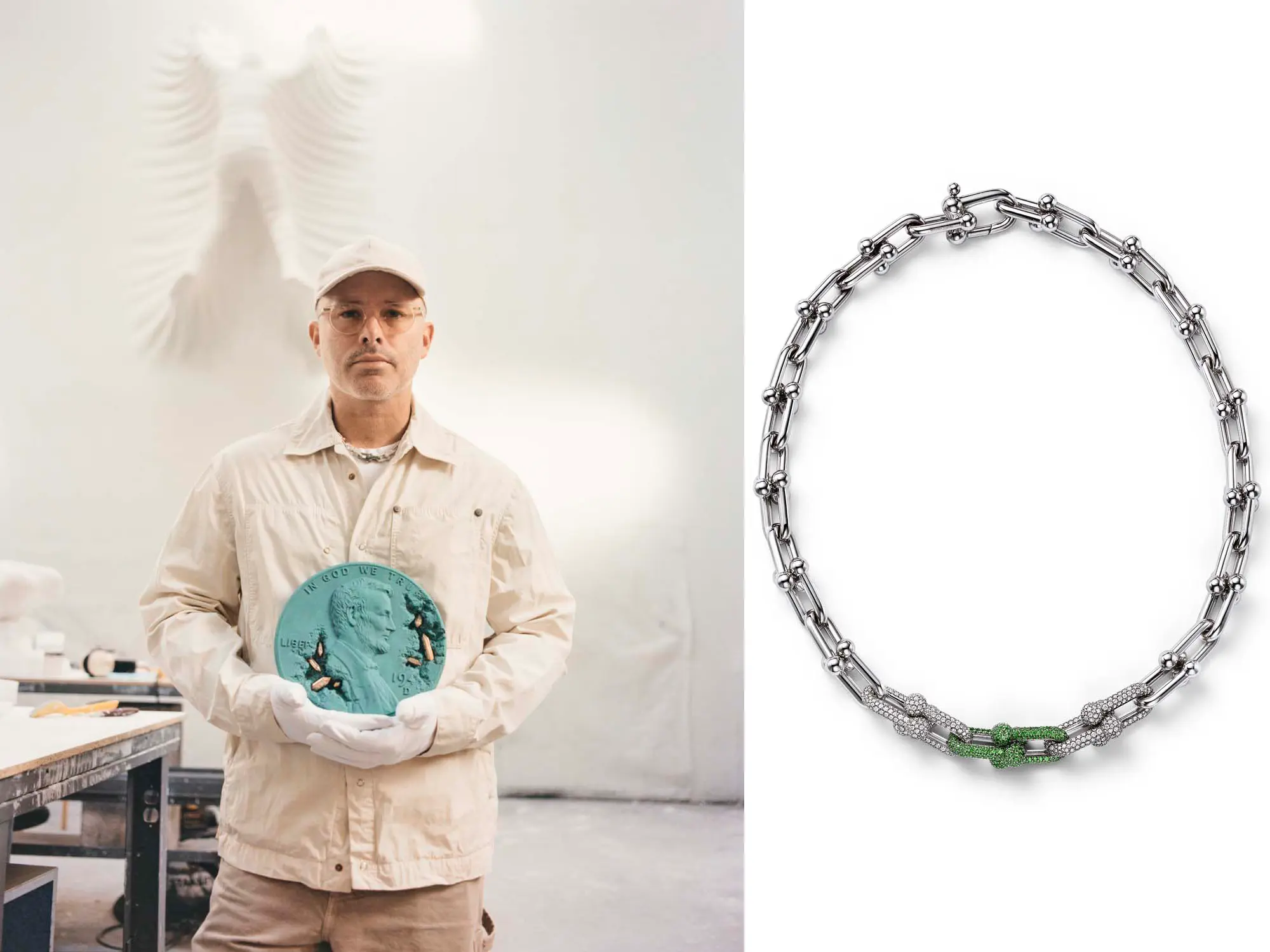 Sodobni umetnik Daniel Arsham v studiu drži bronasto skulpturo penija poleg ekskluzivne Tiffany & Co. HardWear ogrlice iz belega zlata, posute z diamanti in tsavoriti. / Contemporary artist Daniel Arsham holding a bronze penny sculpture beside the limited-edition Tiffany & Co. HardWear necklace adorned with diamonds and tsavorites.
