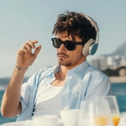 Charles Leclerc z omejeno izdajo slušalk Bang & Olufsen Beoplay H100 – ujet v trenutku sprostitve na obali Monaka. Tehnična dovršenost in oblikovalska eleganca v stilu Davida – revije za moške s stilom. Charles Leclerc wearing the limited-edition Bang & Olufsen Beoplay H100 headphones – captured relaxing on the Monaco coastline. Technical excellence and refined design featured in David magazine for men with style.