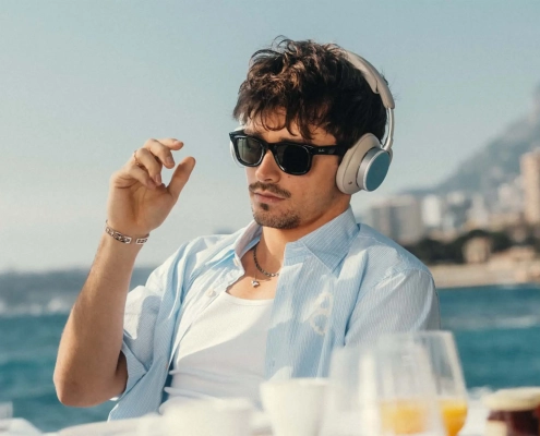 Charles Leclerc z omejeno izdajo slušalk Bang & Olufsen Beoplay H100 – ujet v trenutku sprostitve na obali Monaka. Tehnična dovršenost in oblikovalska eleganca v stilu Davida – revije za moške s stilom. Charles Leclerc wearing the limited-edition Bang & Olufsen Beoplay H100 headphones – captured relaxing on the Monaco coastline. Technical excellence and refined design featured in David magazine for men with style.