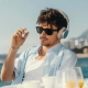 Charles Leclerc z omejeno izdajo slušalk Bang & Olufsen Beoplay H100 – ujet v trenutku sprostitve na obali Monaka. Tehnična dovršenost in oblikovalska eleganca v stilu Davida – revije za moške s stilom. Charles Leclerc wearing the limited-edition Bang & Olufsen Beoplay H100 headphones – captured relaxing on the Monaco coastline. Technical excellence and refined design featured in David magazine for men with style.
