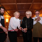 Simboličen trenutek odprtja restavracije Hotela Plesnik z rezanjem traku – ekipa z lastnico, direktorico in chefoma predstavlja trajnostno kulinarično zgodbo z zeleno Michelinovo zvezdico. The ceremonial ribbon cutting at the opening of Hotel Plesnik's restaurant – the team including the owner, director, and chefs unveil a sustainable culinary story awarded with a Green Michelin Star.