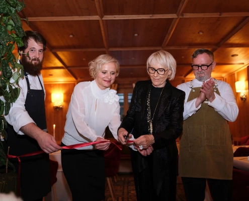 Simboličen trenutek odprtja restavracije Hotela Plesnik z rezanjem traku – ekipa z lastnico, direktorico in chefoma predstavlja trajnostno kulinarično zgodbo z zeleno Michelinovo zvezdico. The ceremonial ribbon cutting at the opening of Hotel Plesnik's restaurant – the team including the owner, director, and chefs unveil a sustainable culinary story awarded with a Green Michelin Star.