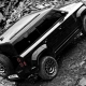 Land Rover Defender OCTA Black Edition med ekstremno terensko vožnjo po kamnitem terenu – luksuzni SUV s karakterjem, predstavljen v reviji David za moške s stilom.
