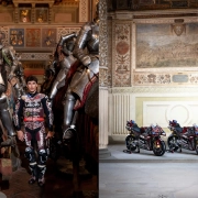 Marc Márquez v baročnem ambientu med oklepi v dirkaški opravi Ducati Lenovo MotoGP – David revija za moške s stilom. Poleg dve Ducati dirkalni motorji v zgodovinskem prostoru.