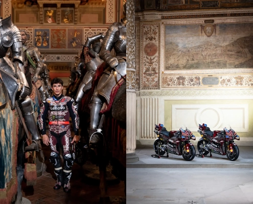 Marc Márquez v baročnem ambientu med oklepi v dirkaški opravi Ducati Lenovo MotoGP – David revija za moške s stilom. Poleg dve Ducati dirkalni motorji v zgodovinskem prostoru.