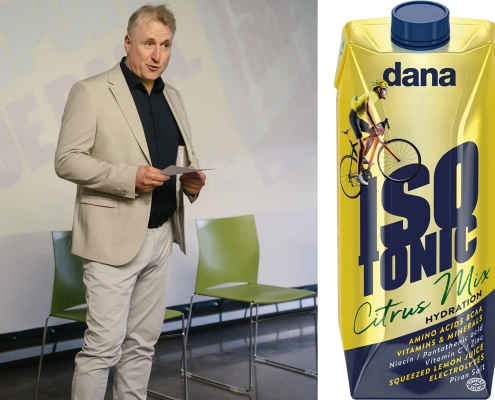 Mitja Majzelj med govorom na predstavitvi funkcionalnega napitka Dana Isotonic Citrus Mix, ki vsebuje elektrolite, vitamine in aminokisline. Dogodek spremlja ekskluzivna vsebina revije David – revija za moške s stilom. / Mitja Majzelj speaking at the presentation of Dana Isotonic Citrus Mix functional drink, enriched with electrolytes, vitamins, and amino acids. Featured in David – men's magazine with style.