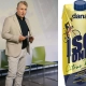 Mitja Majzelj med govorom na predstavitvi funkcionalnega napitka Dana Isotonic Citrus Mix, ki vsebuje elektrolite, vitamine in aminokisline. Dogodek spremlja ekskluzivna vsebina revije David – revija za moške s stilom. / Mitja Majzelj speaking at the presentation of Dana Isotonic Citrus Mix functional drink, enriched with electrolytes, vitamins, and amino acids. Featured in David – men's magazine with style.