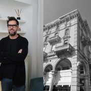 Rosario Toscano, soustanovitelj Akoni Eyewear, v svojem studiu in pogled na sedež podjetja v Luganu – luksuzna očala, oblikovana za moške z izostrenim okusom. Rosario Toscano, co-founder of Akoni Eyewear, in his studio alongside the headquarters in Lugano – luxury eyewear designed for men with refined taste.