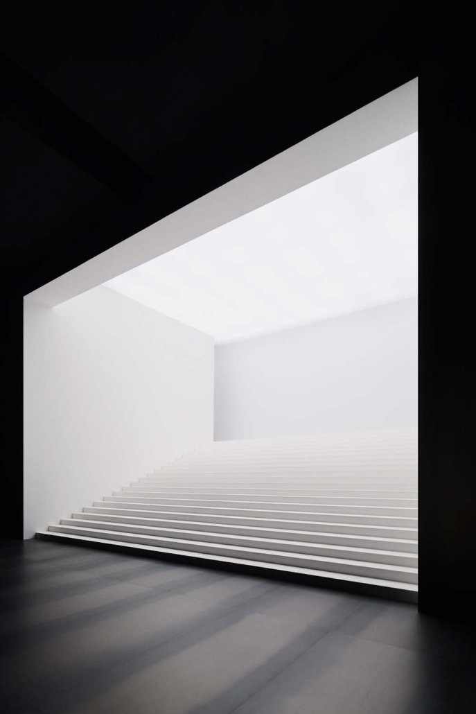 Kulisa Diorjeve revije jesen/zima 2025–2026 – arhitekturna mojstrovina v središču Pariza.
Backdrop of Dior’s Fall/Winter 2025–2026 show – an architectural statement in the heart of Paris.