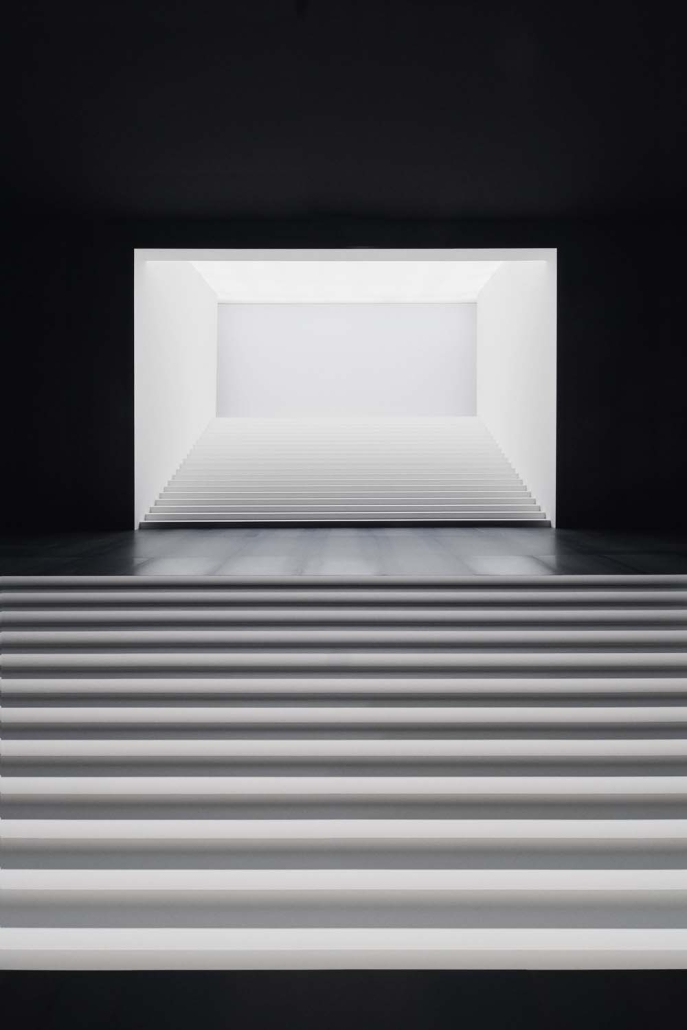 Kulisa Diorjeve revije jesen/zima 2025–2026 – arhitekturna mojstrovina v središču Pariza.
Backdrop of Dior’s Fall/Winter 2025–2026 show – an architectural statement in the heart of Paris.