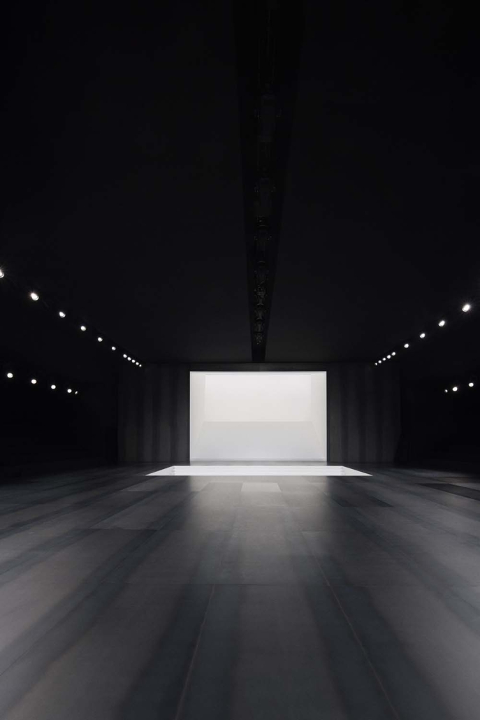 Kulisa Diorjeve revije jesen/zima 2025–2026 – arhitekturna mojstrovina v središču Pariza.
Backdrop of Dior’s Fall/Winter 2025–2026 show – an architectural statement in the heart of Paris.