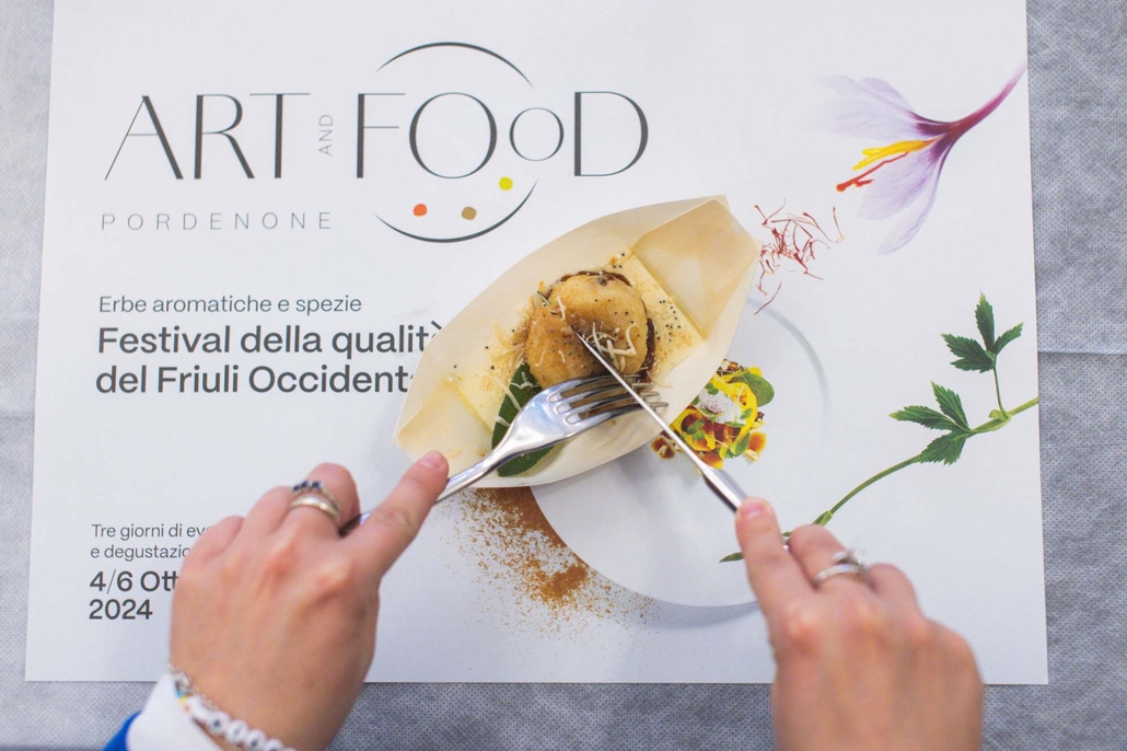 Skupina chefov in predstavnikov na tiskovni konferenci festivala Art & Food Pordenone 2025 / Group of chefs and representatives at the Art & Food Pordenone 2025 press conference