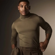 Aaron Pierre v elegantnem rjavem outfitu za kampanjo BOSS jesen/zima 2025 – simbol samozavesti, moči in sloga, ekskluzivno v reviji David za moške s stilom. Aaron Pierre wearing a refined brown outfit for the BOSS Fall/Winter 2025 campaign – a symbol of confidence, strength, and style, exclusively featured in David magazine for stylish men.
