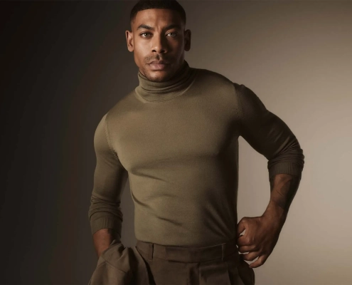 Aaron Pierre v elegantnem rjavem outfitu za kampanjo BOSS jesen/zima 2025 – simbol samozavesti, moči in sloga, ekskluzivno v reviji David za moške s stilom. Aaron Pierre wearing a refined brown outfit for the BOSS Fall/Winter 2025 campaign – a symbol of confidence, strength, and style, exclusively featured in David magazine for stylish men.