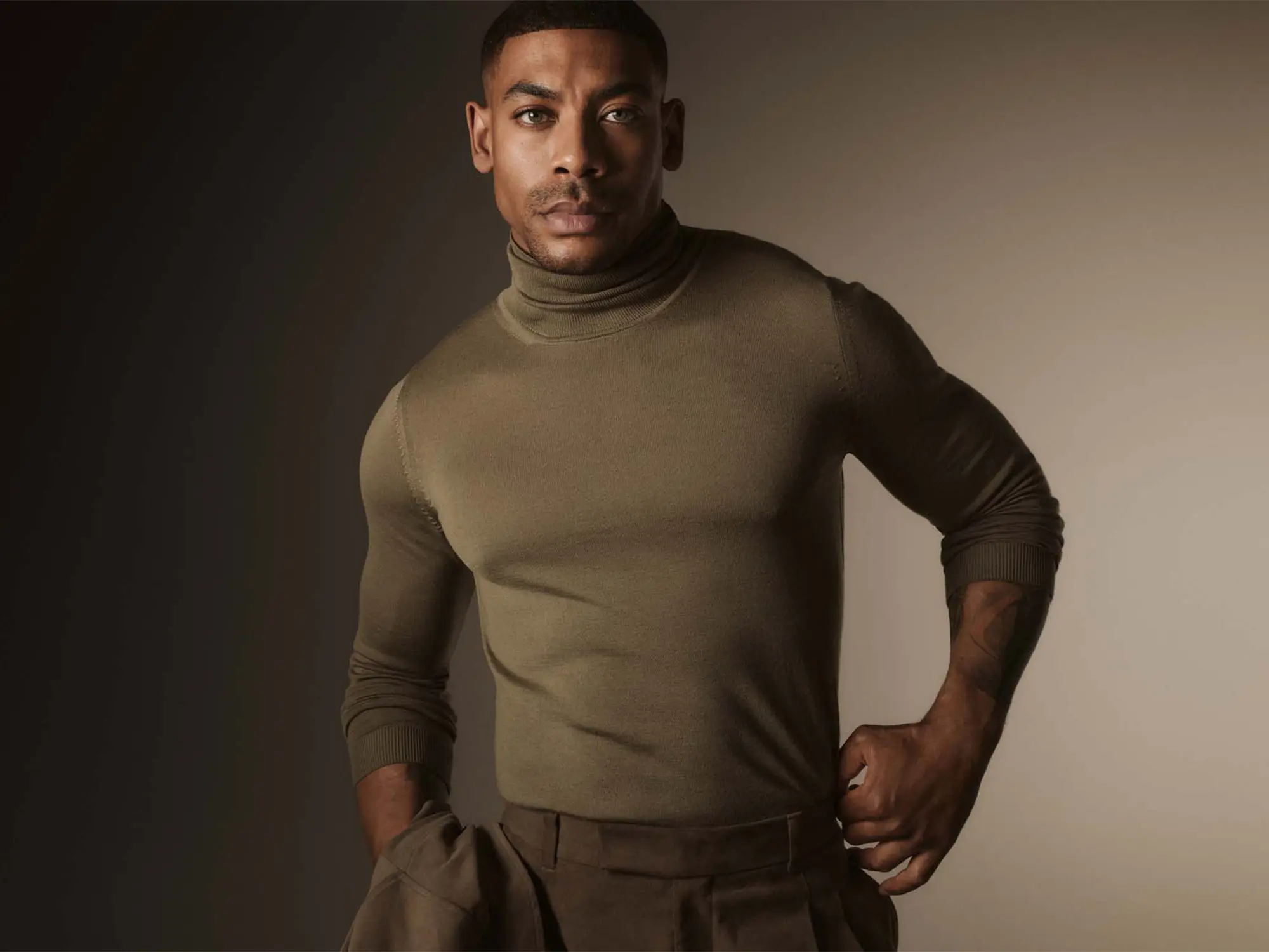 Aaron Pierre v elegantnem rjavem outfitu za kampanjo BOSS jesen/zima 2025 – simbol samozavesti, moči in sloga, ekskluzivno v reviji David za moške s stilom. Aaron Pierre wearing a refined brown outfit for the BOSS Fall/Winter 2025 campaign – a symbol of confidence, strength, and style, exclusively featured in David magazine for stylish men.