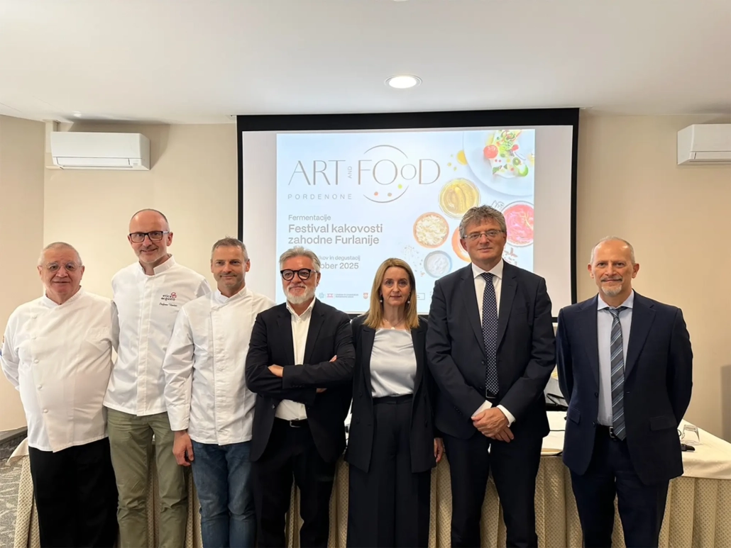 Skupina chefov in predstavnikov na tiskovni konferenci festivala Art & Food Pordenone 2025 / Group of chefs and representatives at the Art & Food Pordenone 2025 press conference