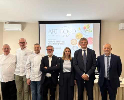 Skupina chefov in predstavnikov na tiskovni konferenci festivala Art & Food Pordenone 2025 / Group of chefs and representatives at the Art & Food Pordenone 2025 press conference