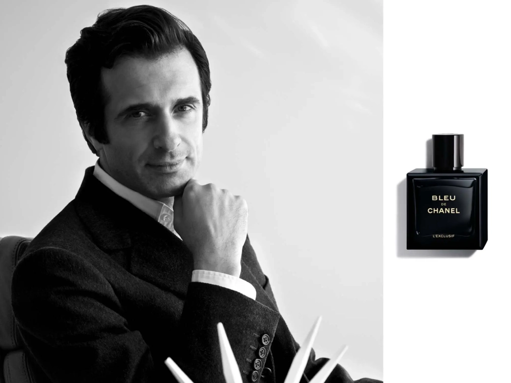 Parfumer Olivier Polge in steklenička prestižne dišave Bleu de Chanel L’Exclusif – umetnost moškega vonja v interpretaciji hiše Chanel, predstavljeno v reviji David za moške s stilom. Perfumer Olivier Polge and the Bleu de Chanel L’Exclusif bottle – the art of masculine scent as envisioned by the house of Chanel, featured in David magazine for stylish men.