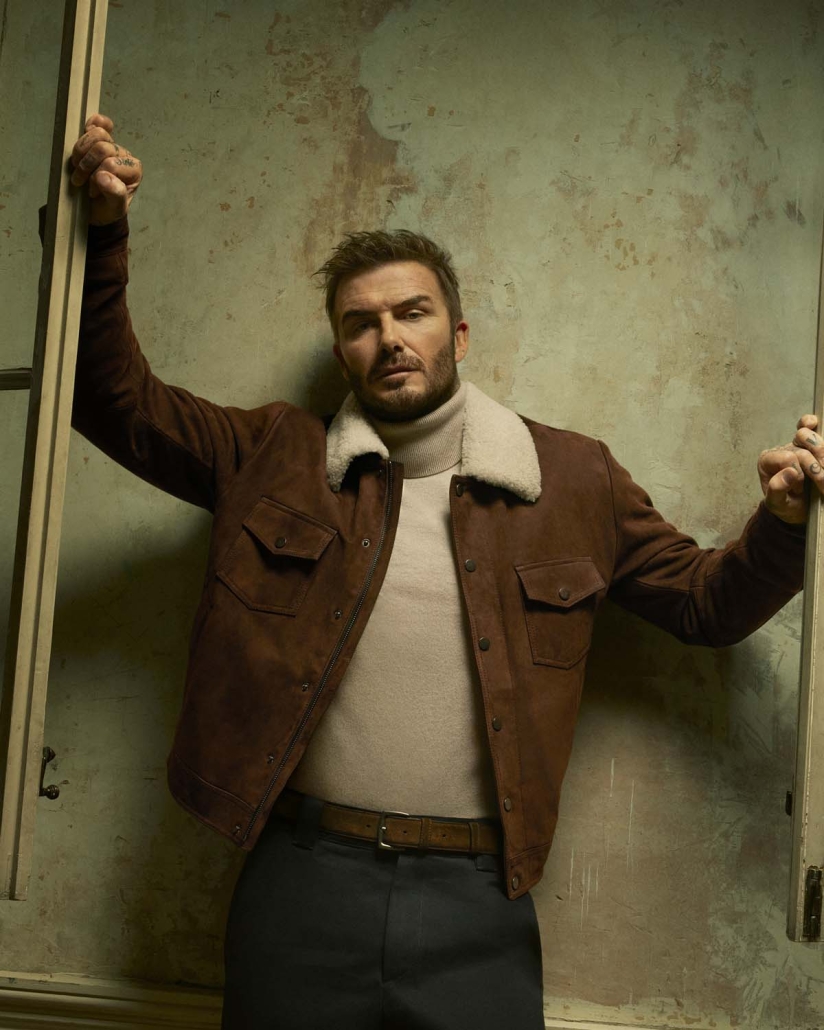 David Beckham v rjavi semiš jakni z volnenim ovratnikom – BECKHAM x BOSS, jesen–zima 2025.