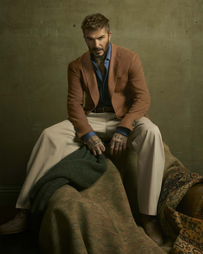 David Beckham v rjavem suknjiču in svetlih hlačah – BECKHAM x BOSS 2025.