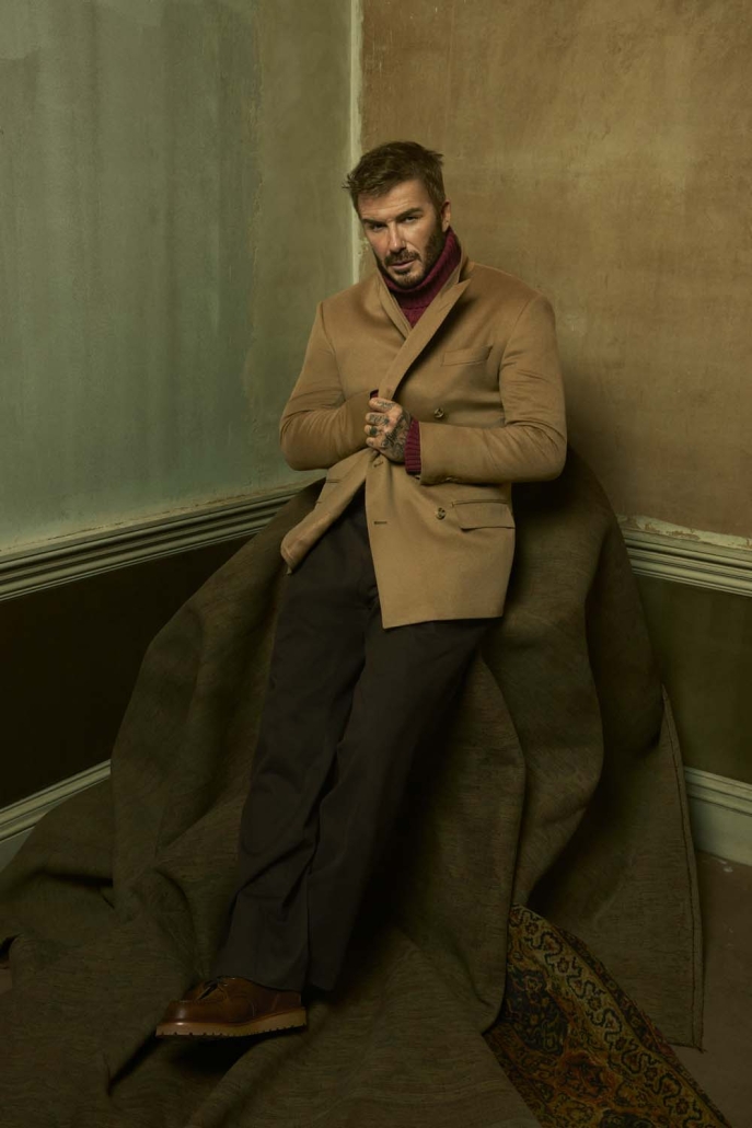 David Beckham v kamel plašču in bordo puloverju – BECKHAM x BOSS, jesen–zima 2025.