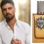 dolce-gabbana-devotion-for-men-michele-morrone-david-magazine Michele Morrone z dišavo Dolce&Gabbana Devotion For Men in simbolom Svetega Srca.