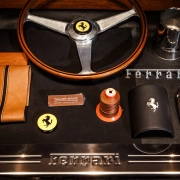 Montblanc x Ferrari – mojstrsko združevanje luksuza in tradicije Detajli ročno izdelanih materialov Ferrari Tailor Made in Montblanc Meisterstück – prestižno sodelovanje oblikovanja in umetnosti.