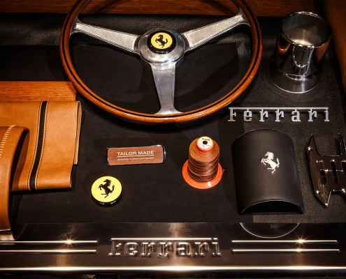Detajli ročno izdelanih materialov Ferrari Tailor Made in Montblanc Meisterstück – prestižno sodelovanje oblikovanja in umetnosti.