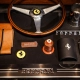 Detajli ročno izdelanih materialov Ferrari Tailor Made in Montblanc Meisterstück – prestižno sodelovanje oblikovanja in umetnosti.