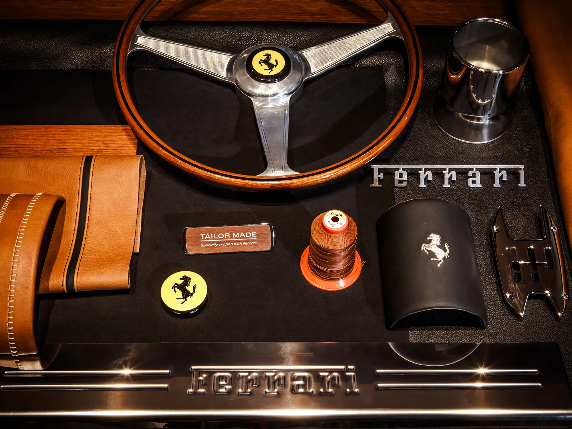 Detajli ročno izdelanih materialov Ferrari Tailor Made in Montblanc Meisterstück – prestižno sodelovanje oblikovanja in umetnosti.