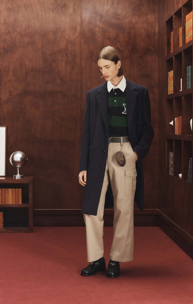Preppy eleganca Louis Vuitton Ivy League 2025 – temen plašč in rugby polo z LV logotipom.