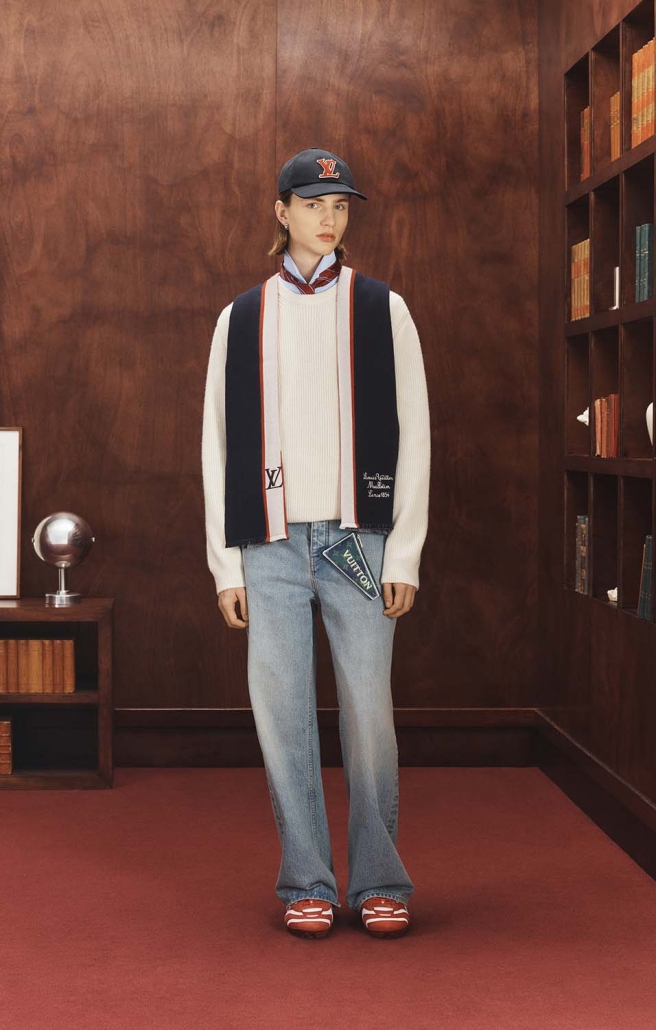 Louis Vuitton Ivy League 2025 – svetel pulover, jeans in šali z logotipom LV.